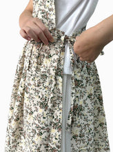Load image into Gallery viewer, Cotton Flower Apron
